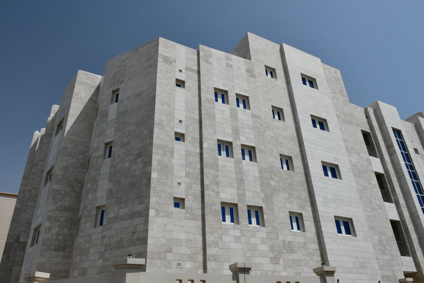 خدمة تركيب الحجر الطبيعي